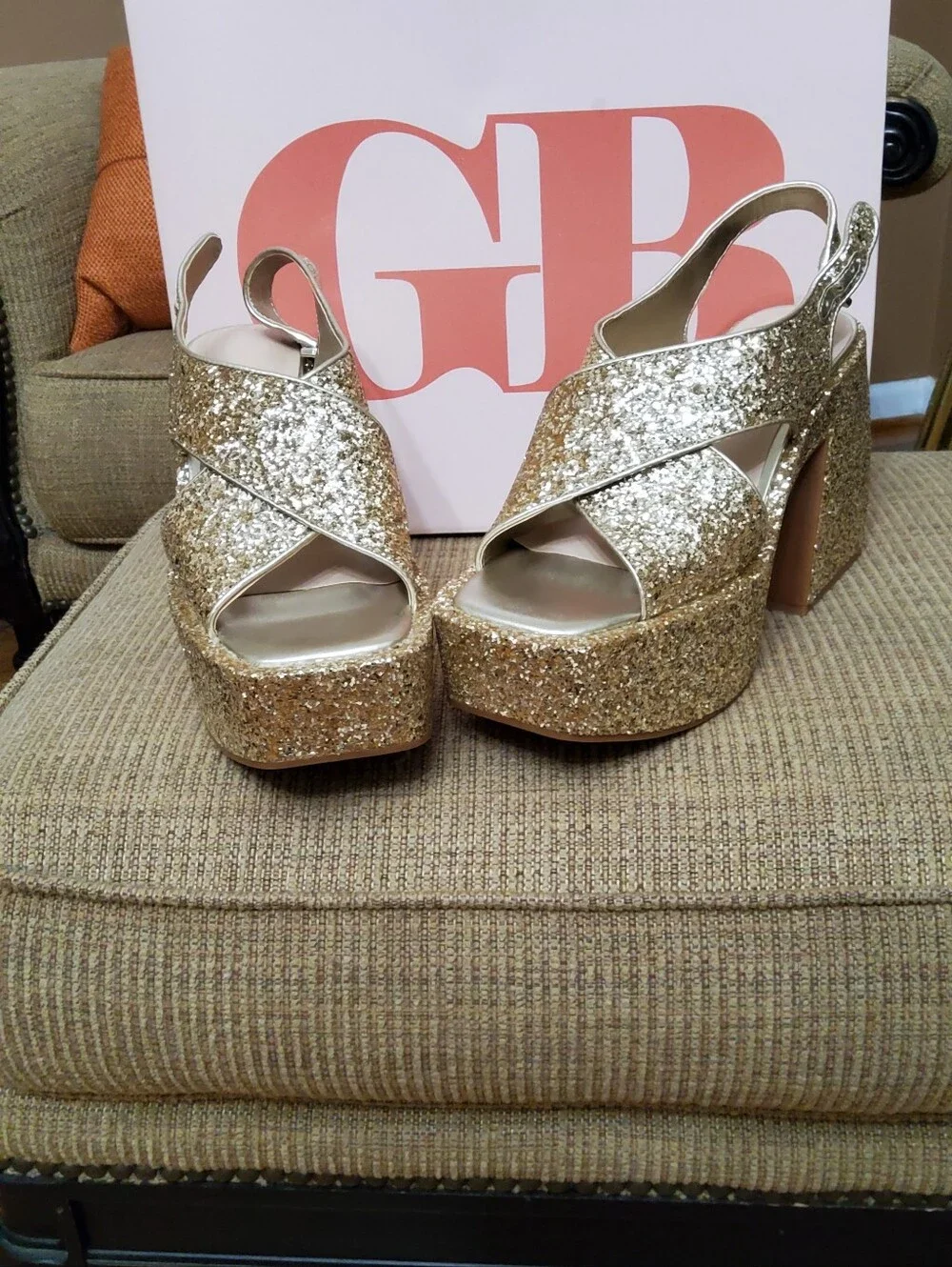 Gianni Bini Friday-Nite Gold Glitter Platform Heels – Size 9M